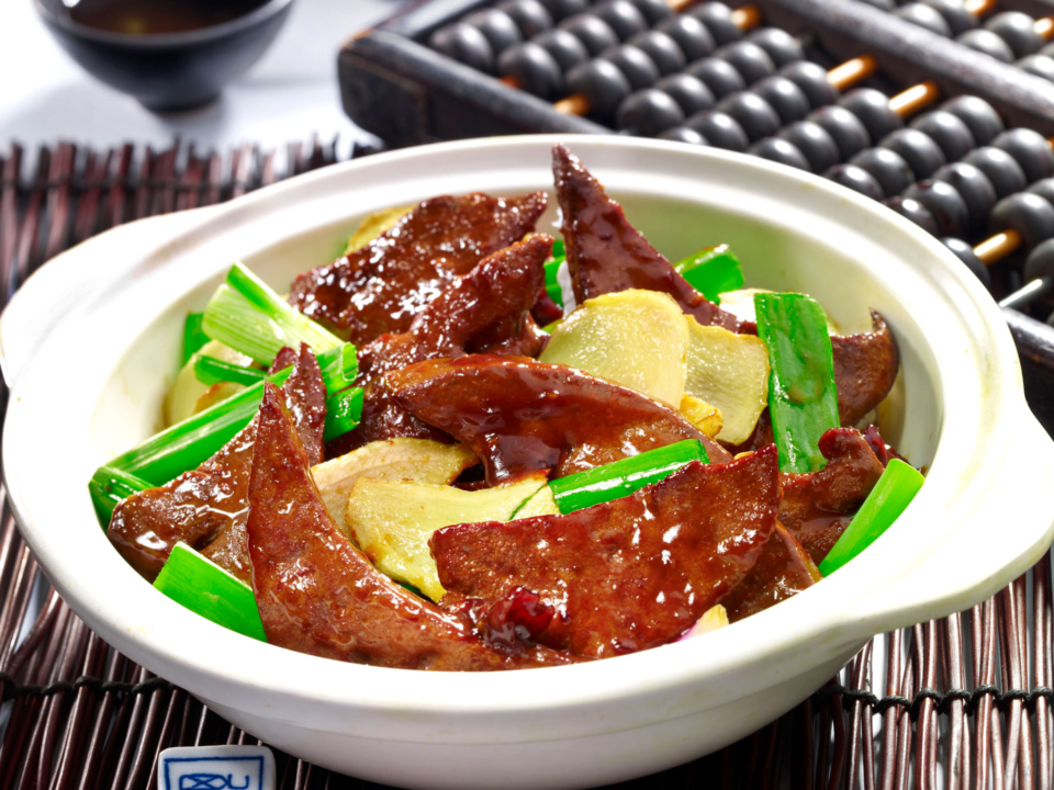 Fried-Pigs-Liver-served-in-Claypot