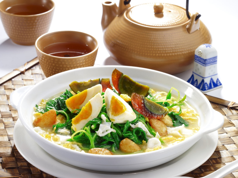 poached Chinese spinach with assorted eggs